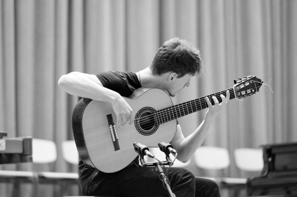 Lucas Campara Diniz playing guitar B&W