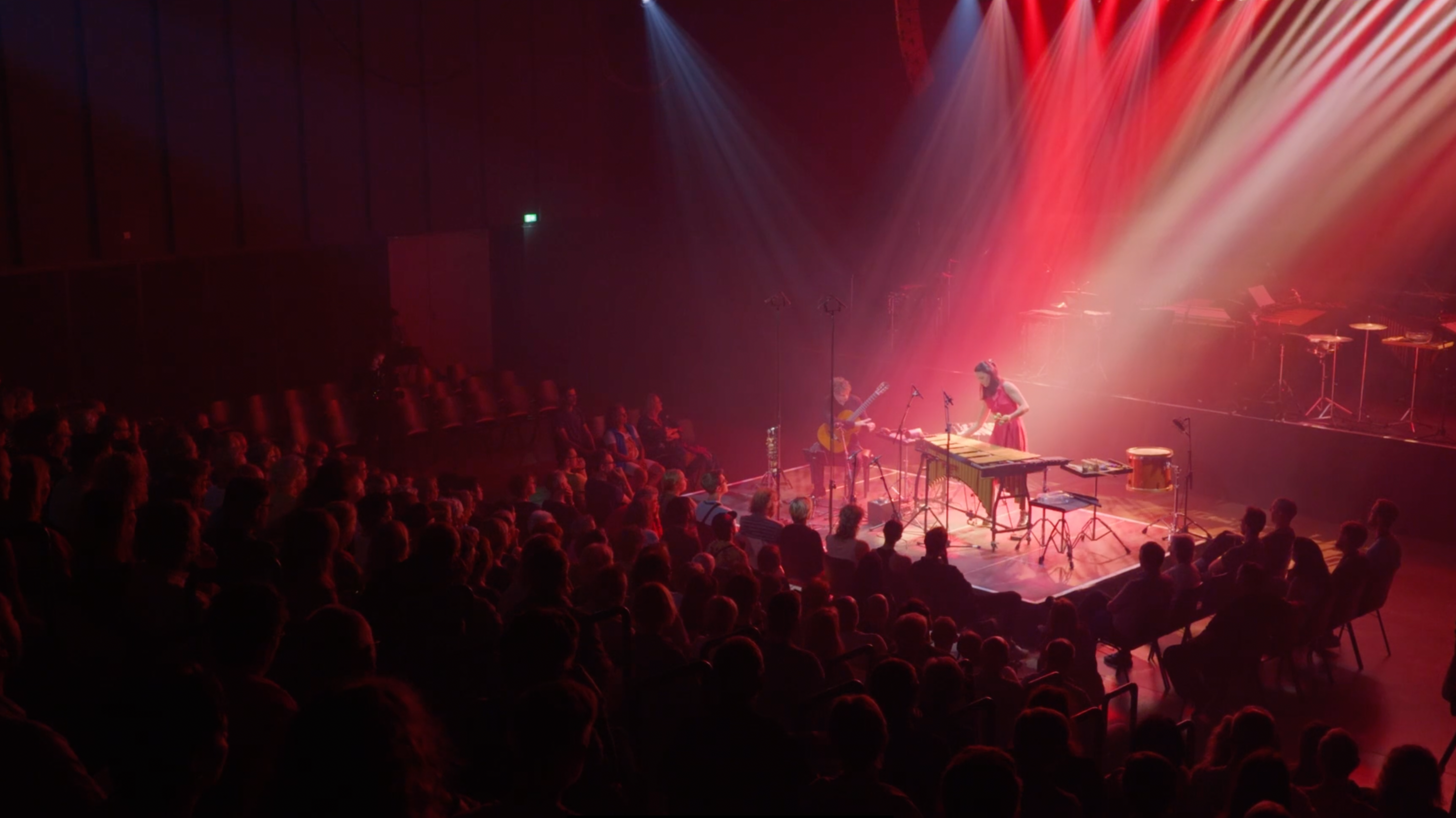 Lucas Campara Diniz live concert with red stage lights